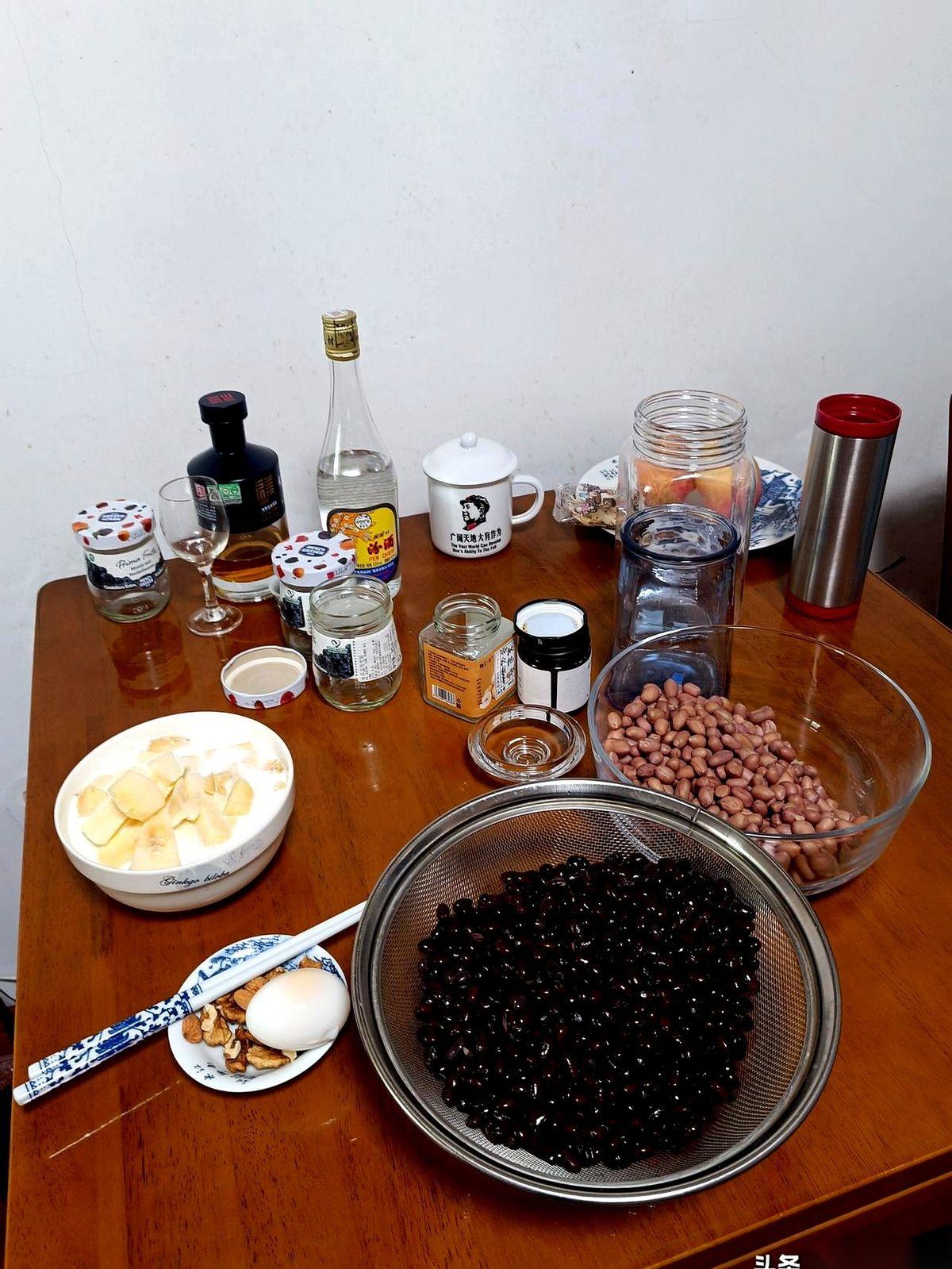 一个73岁的单身老头，每天清晨都在厨房里搞“精确测量”。
电子秤往桌上一摆，40