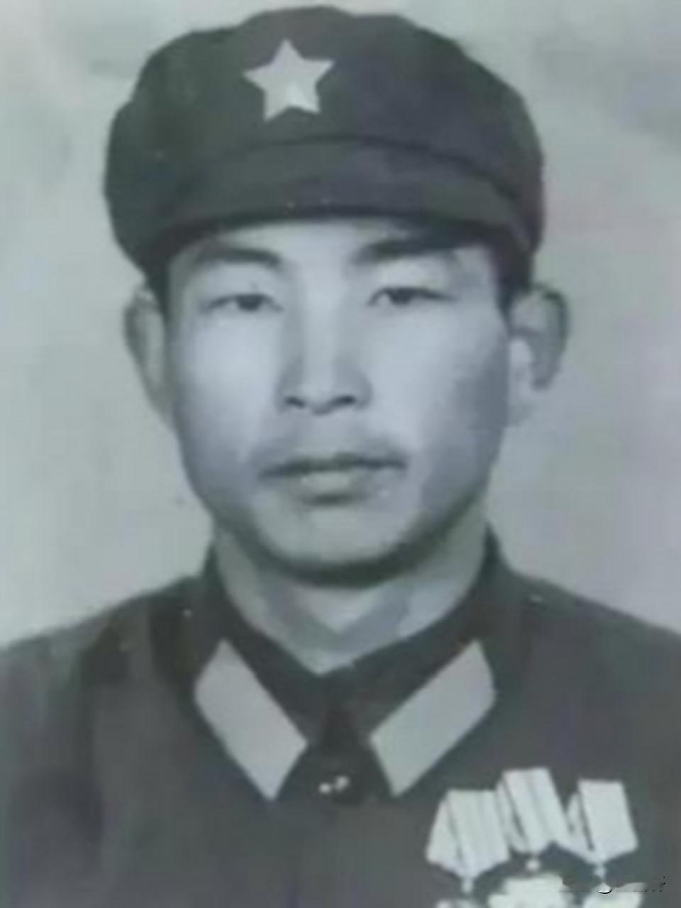 1980年，小战士被越军包围，又赶上子弹打光了。面对敌人一次次的讽刺和嘲笑，他拔