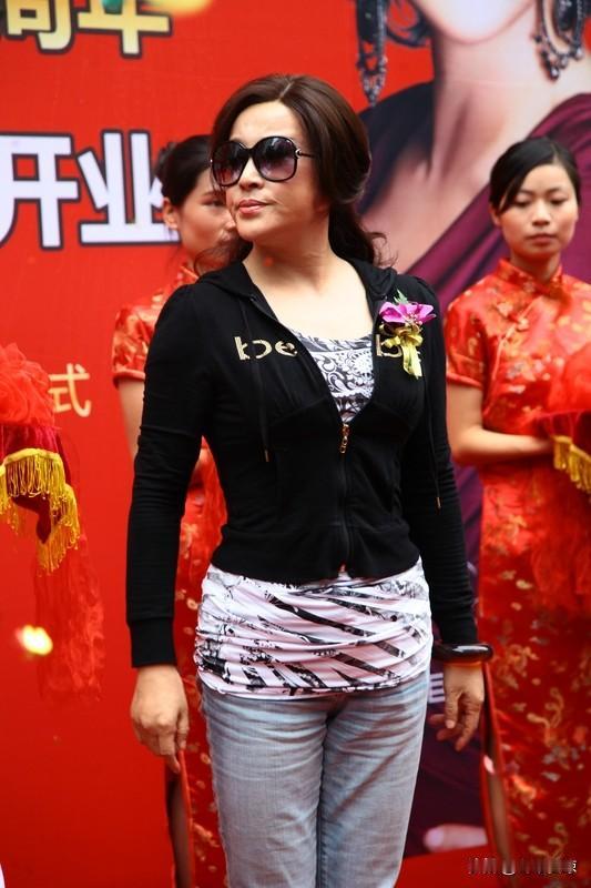 刘晓庆75岁的状态让你羡慕吗 75岁的刘晓庆状态那叫一个绝，真让人羡慕到不行！街