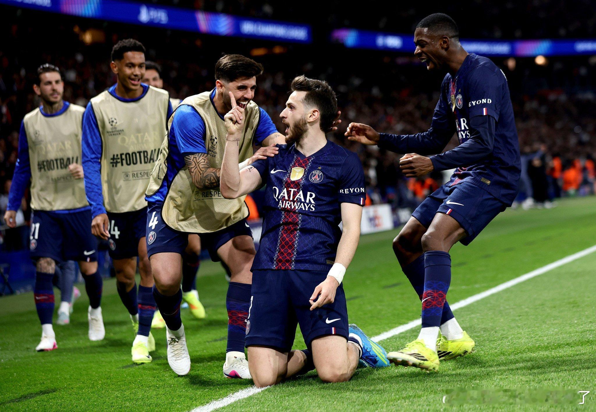 斯洛特解释道，他在对阵巴黎圣日耳曼的次回合战术思路与首回合保持一致，仍将专注于高