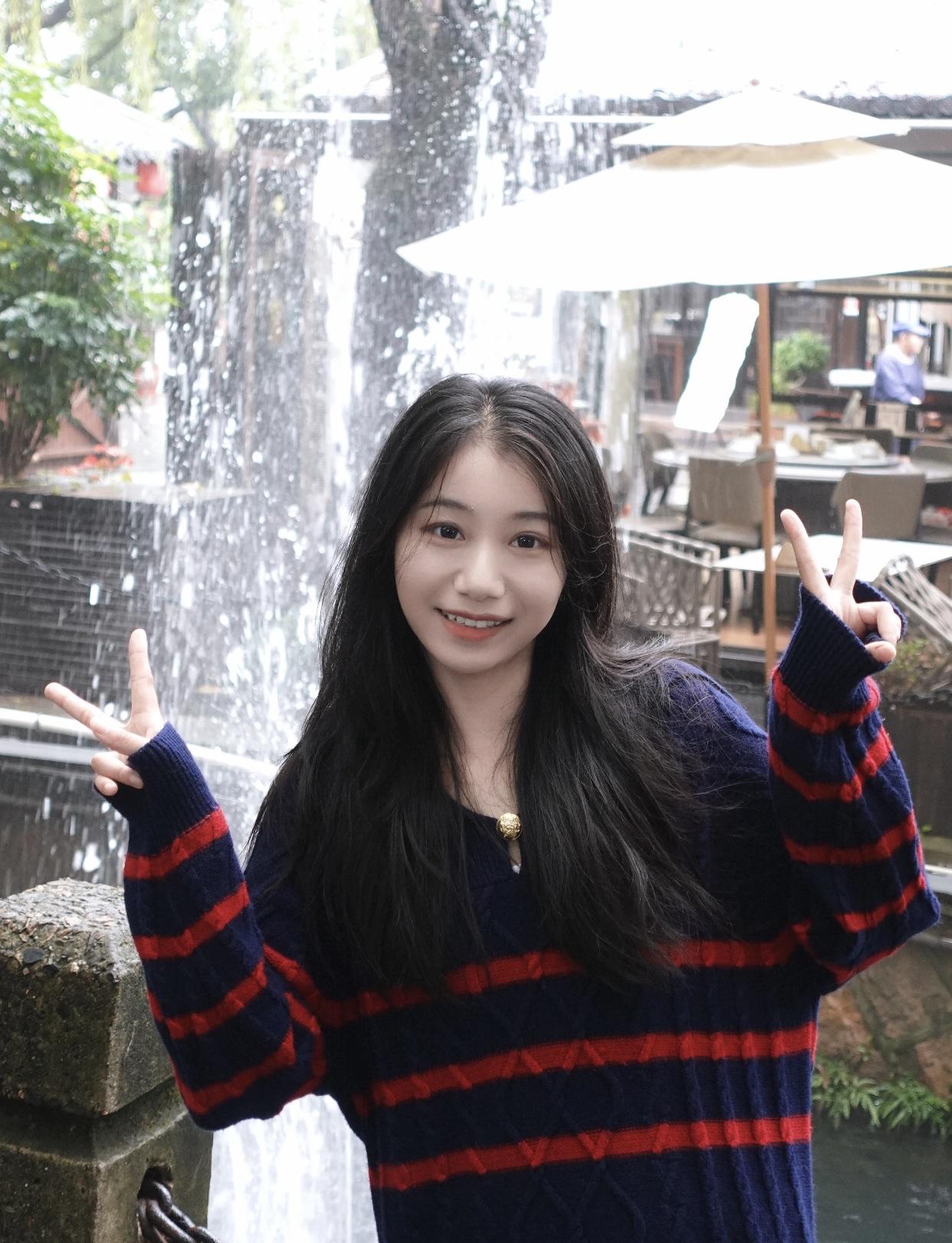 什么样的女人算自然美眼睛清澈明亮，没有美瞳等过度修饰。