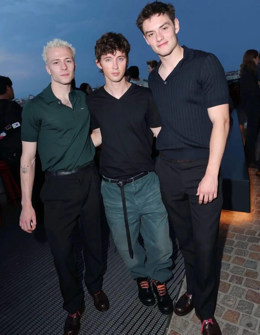 兄弟们，我真的要跪了……31岁的Troye Sivan站在两个明显比他小好几岁的