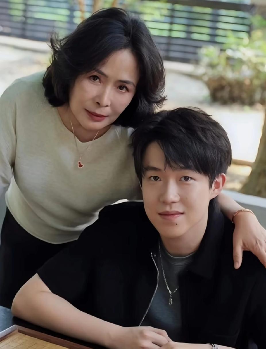 这就是“儿随妈”的最好诠释吧！
 
王楚钦和妈妈的合影也太温馨了！妈妈气质优雅，