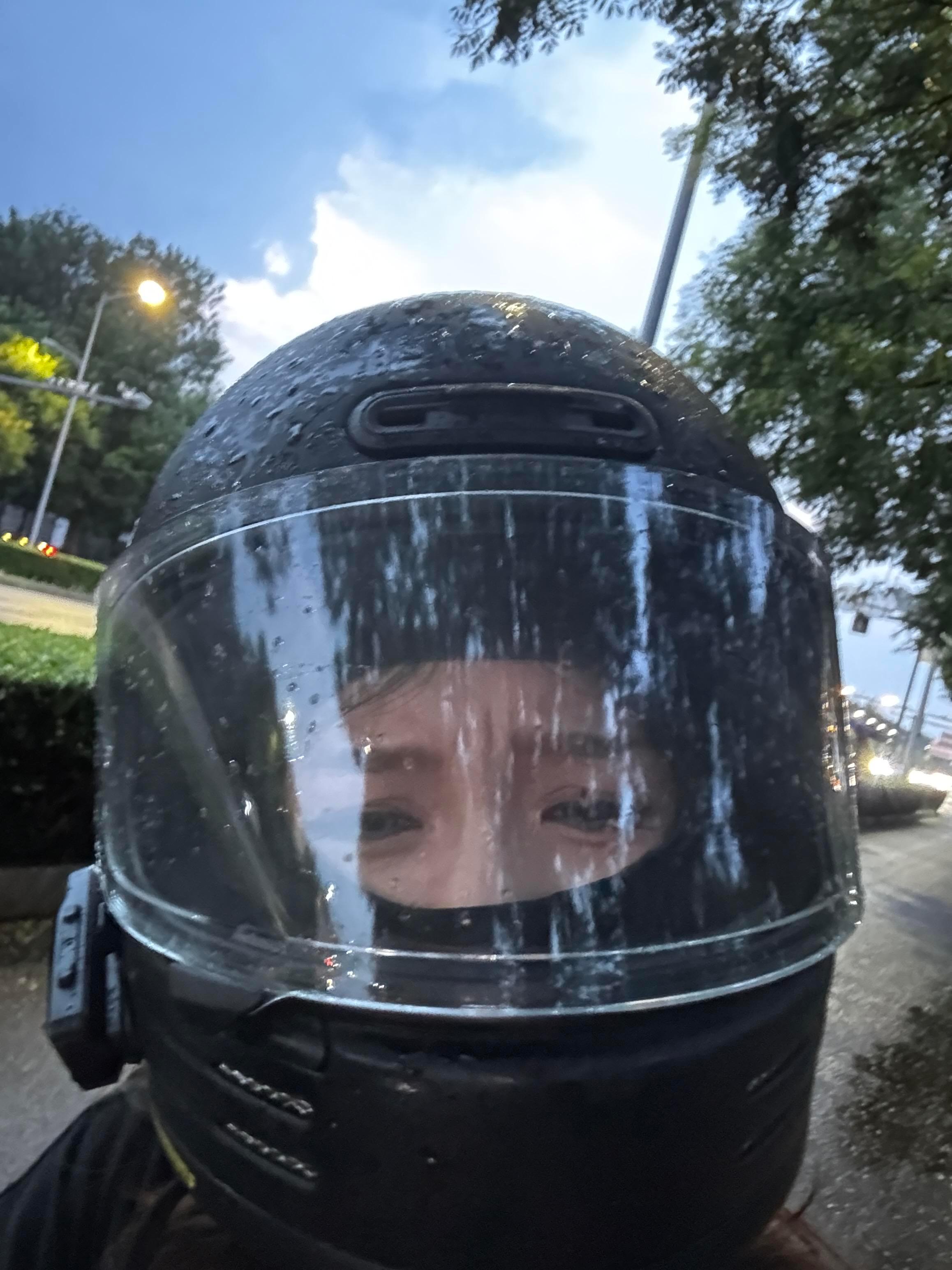 骑车回家，天好好的，但是莫名掉雨点了[晕][晕][晕] ​​​