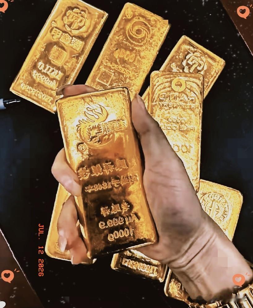 手里有黄金的人，
今晚怕是真的要吃褪黑素了，
​7月12号大盘金价就在896一克