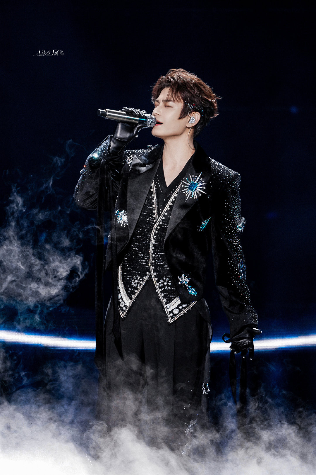 今晚小丁这个舞台真的亮闪闪！整个人都在发光，从袖口到头发，看了好几版直拍视频哇感