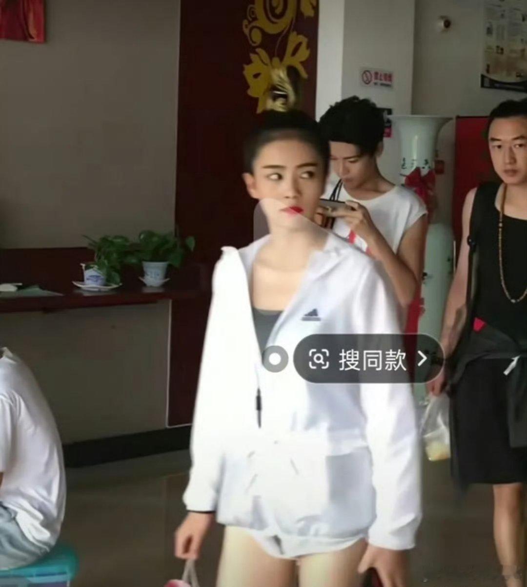 白鹿怎么总是瞪粉丝 