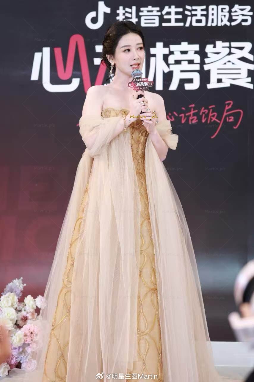 杨紫杨紫视后第一个线下活动造型杨紫 线下生图掉落~紫妹金色鎏金太美啦杨紫