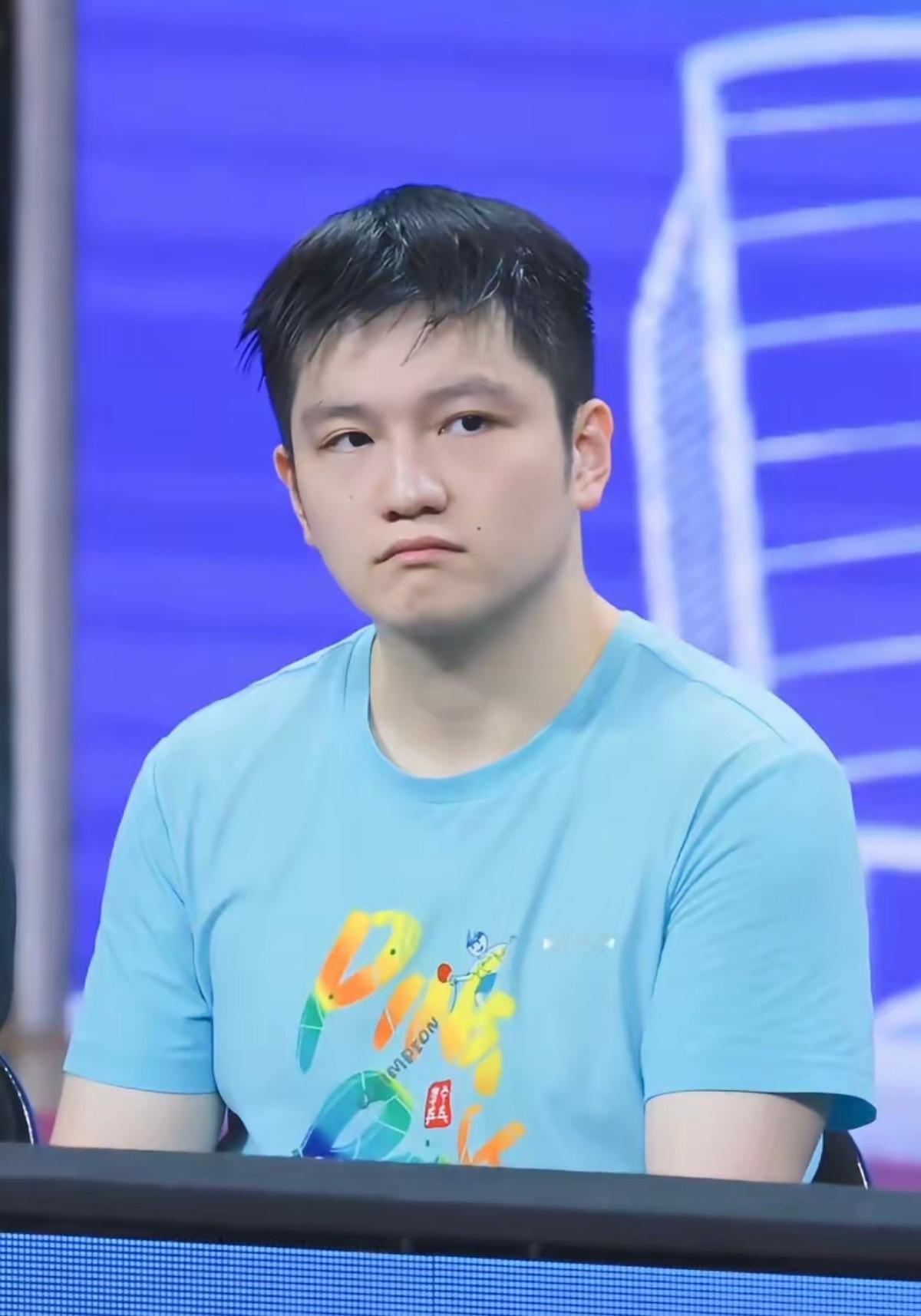 无论多少年过去樊振东拍照的姿势永远未变。