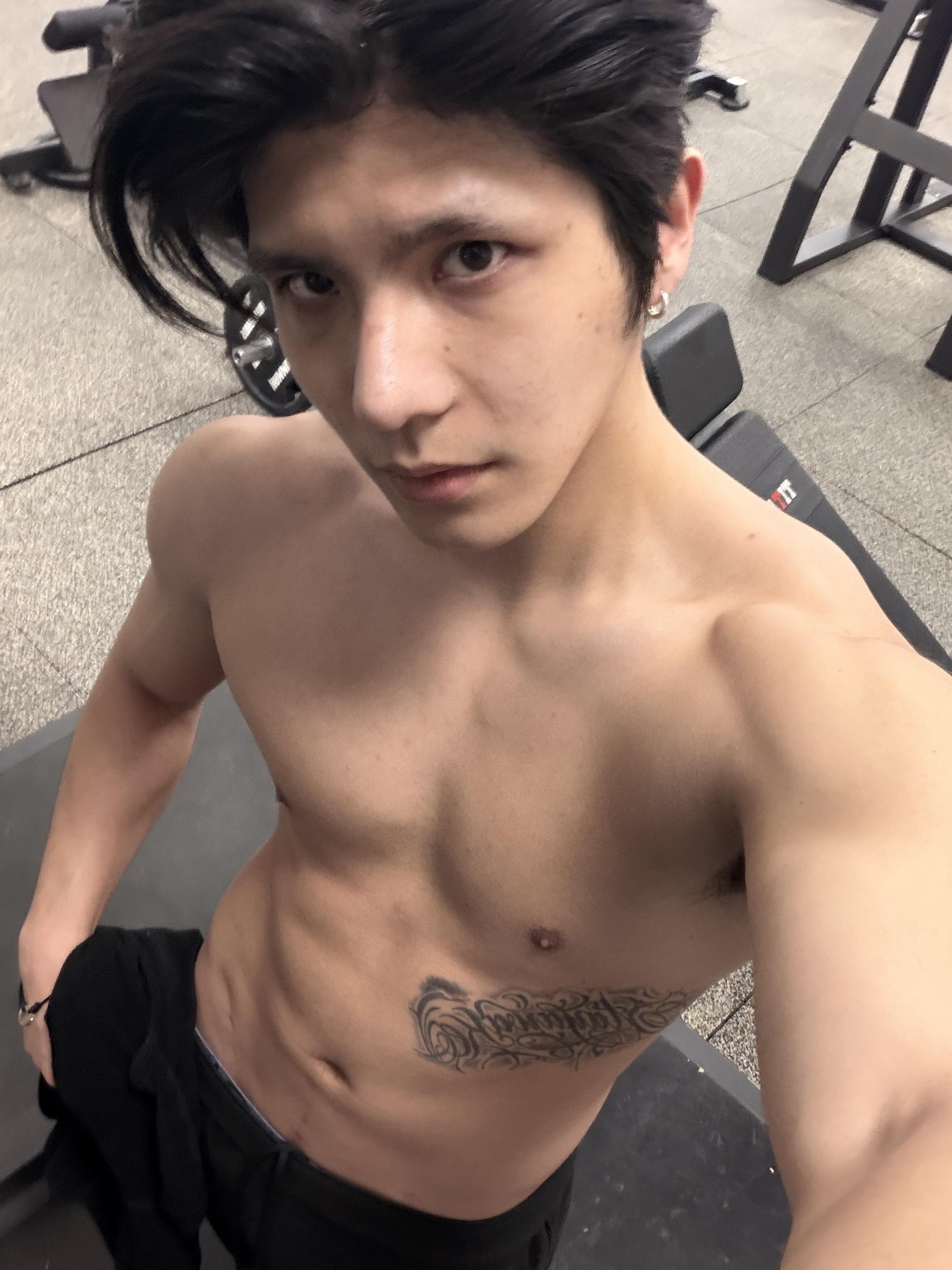 原相机记录健身 展示一下我的健身穿搭 谁还没个青筋了