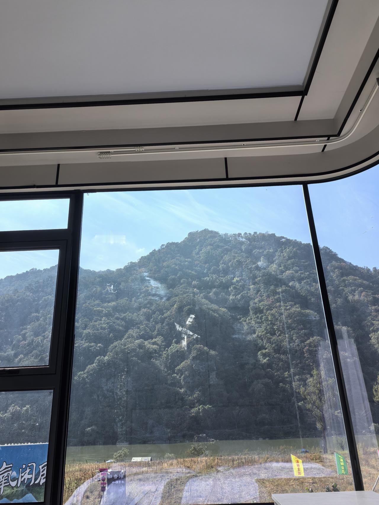 都在高速上堵着呢吧？
都在高速上啃方便面呢吧？
我到了地方了，找了个鸟不拉屎的