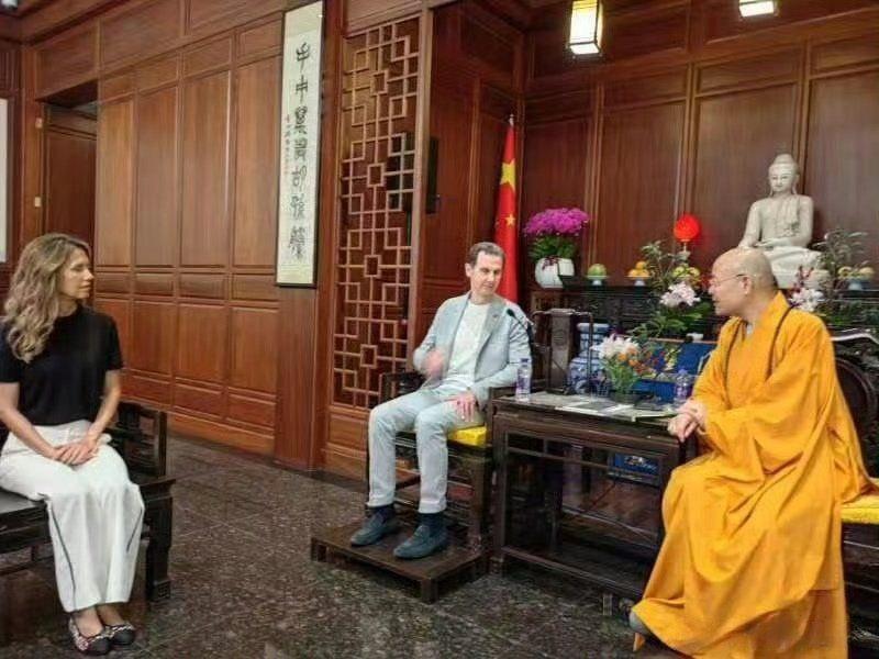 据说，杭州灵隐寺除非有重要的客人，否则不开门。
今天，灵隐寺敞开了大门，敞开了心
