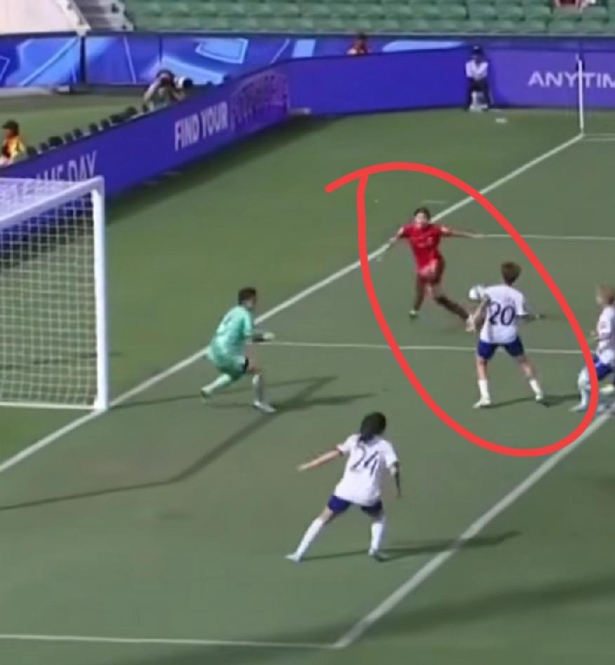 金坤，踢进的这个乌龙球，看动作，其实不是意外乌龙球，明显故意朝台北球员陈英惠胸前