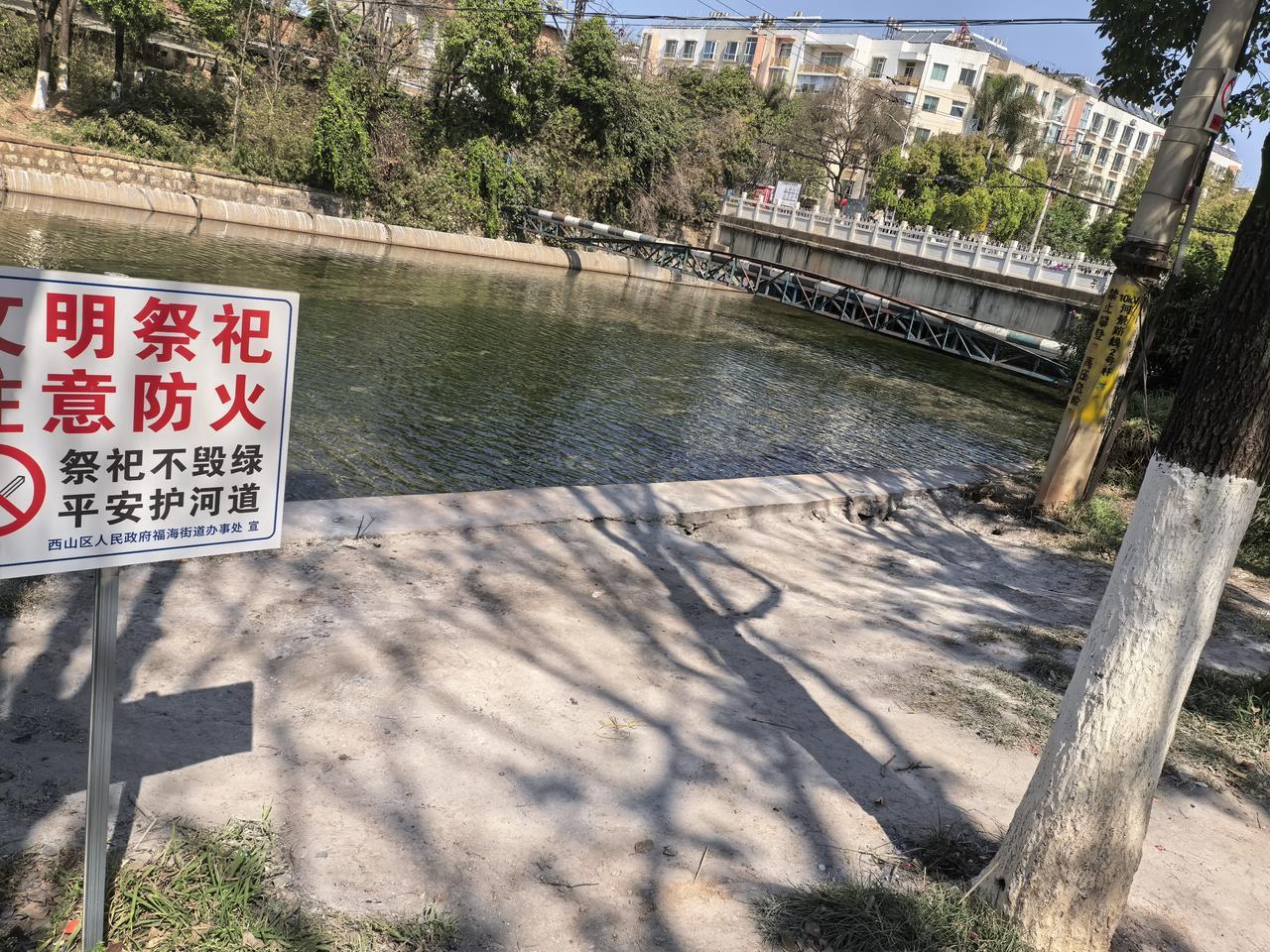 在船房河边，三百米左右长的一段，这边的草坪好多都被烧成这样的。爱护花草树木，绿水