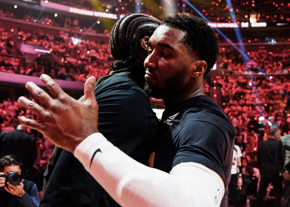 年轻人出门越来越极简了绽放！哈登今日不但一反常态，在天王山发挥出色带队赢球，更是