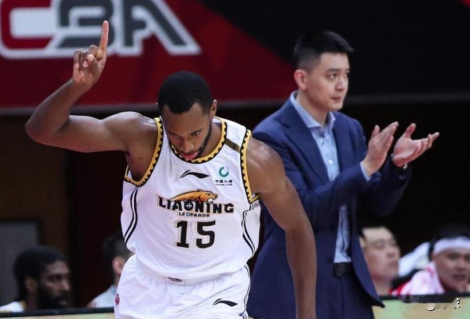 昨天在CBA焦点战上海对北京首钢的比赛中，上海队小外弗格20投13中，三分球12