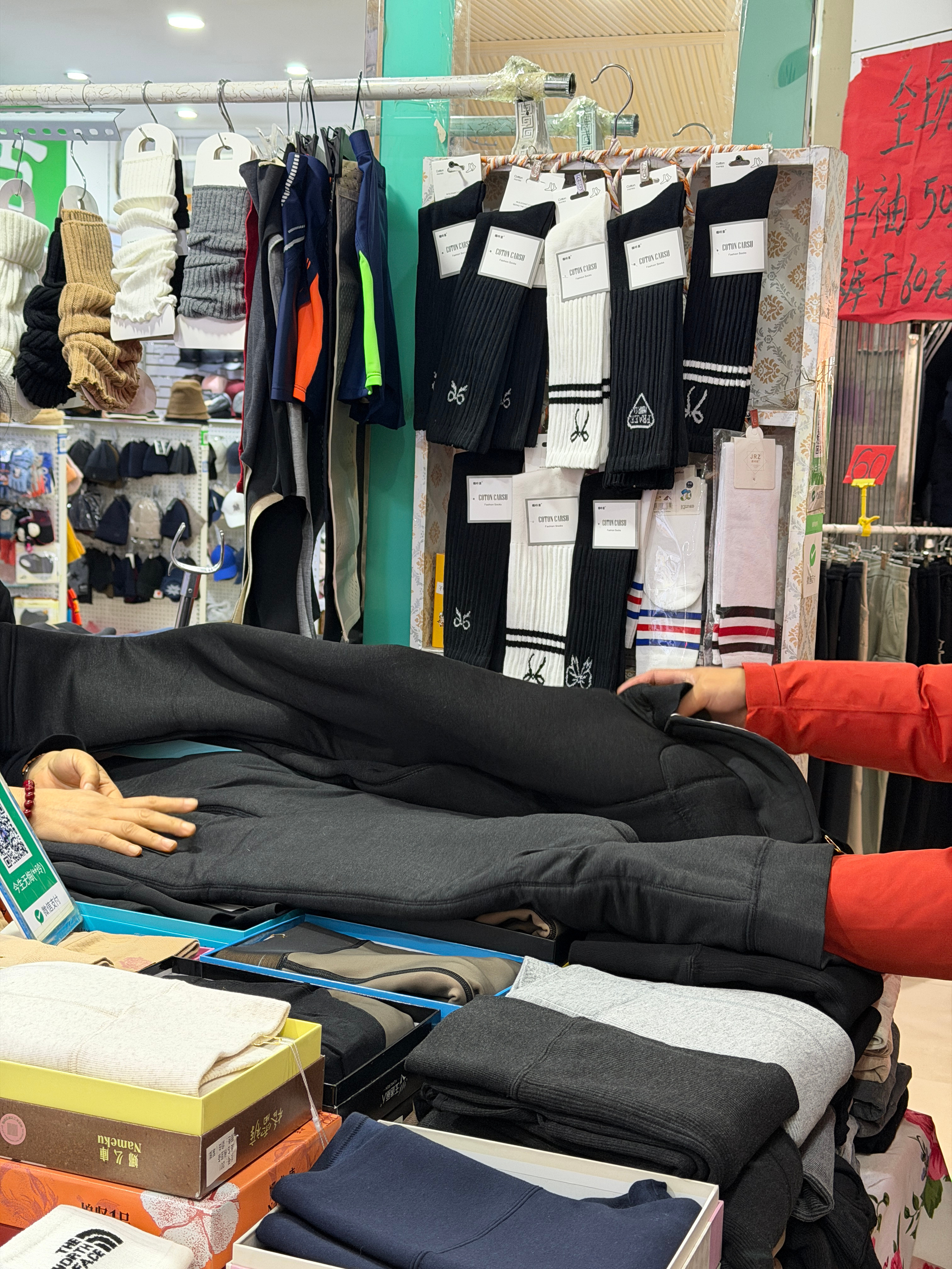 我投降了，不行了零下三十度的海拉尔实在是太冷了不带帽子在外面走上十几秒小风一吹，