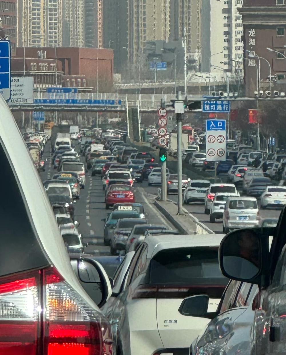 不要把城市拥堵怪到网约车头上

你去早晚高峰的路上数数，十辆车有七辆是私家车，要