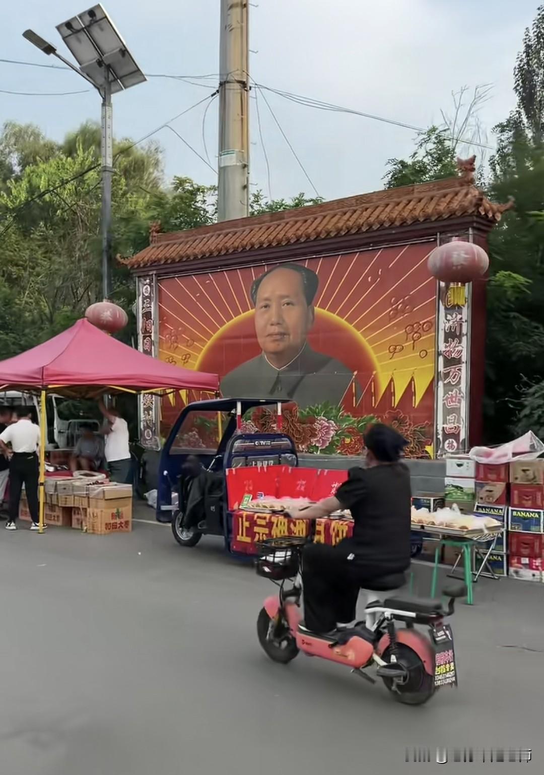 大街上，这幅毛主席画像格外醒目，看到这幅画像就有一股力量，有一种亲切感，仿佛看到