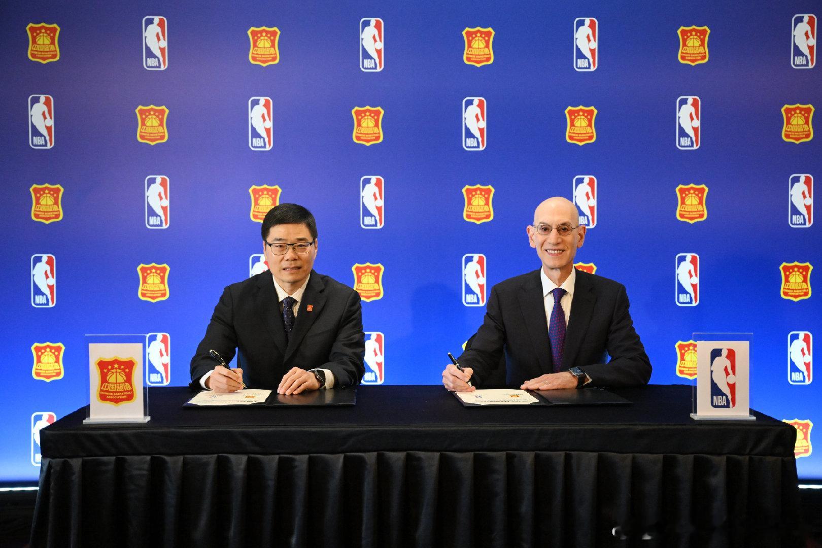 中国篮协与NBA今日正式达成多年战略合作协议！中国篮球协会主席郭振明和NBA主席