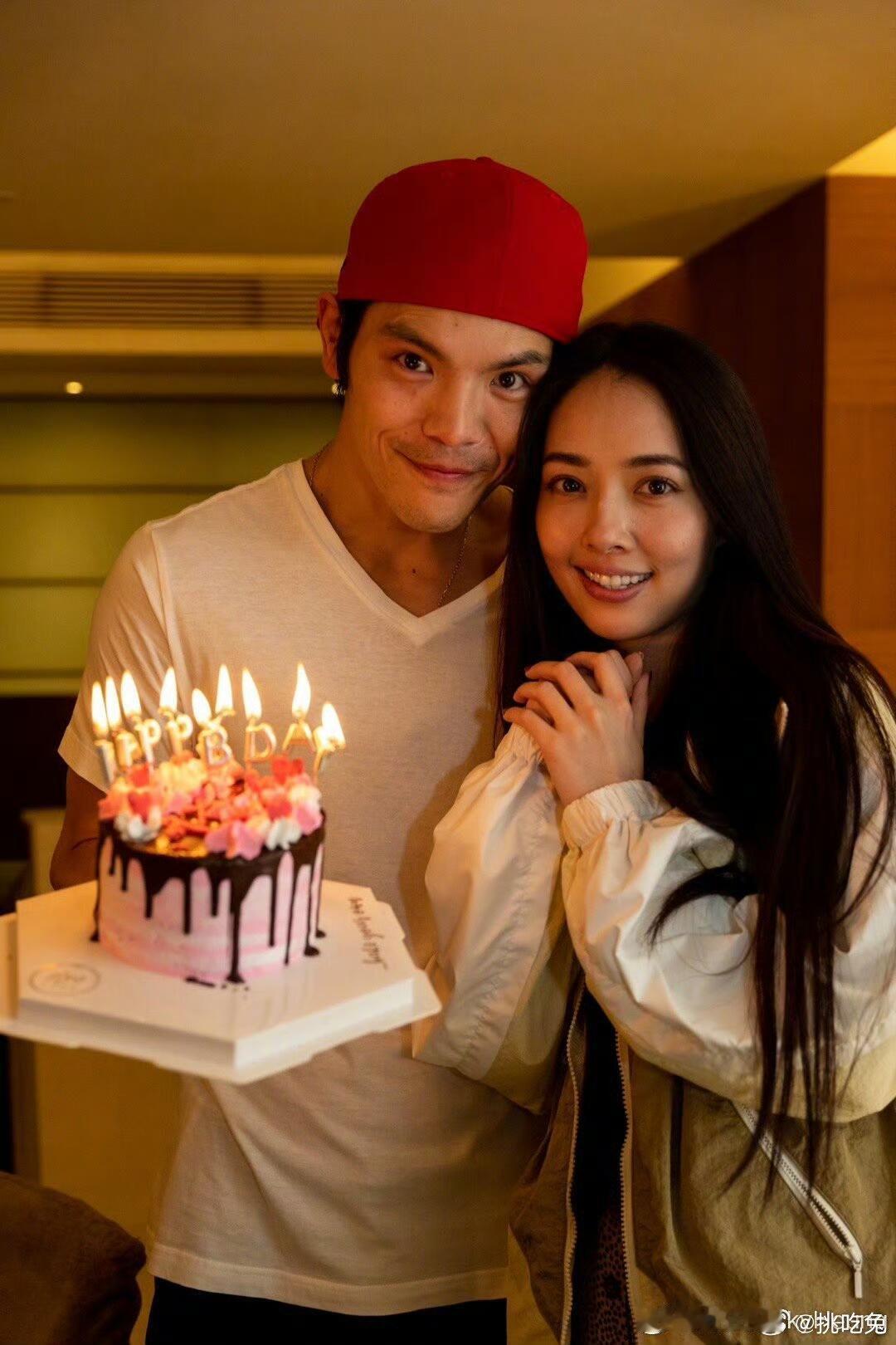 向佐发过的郭碧婷，美女与野兽的代表 看着看着已经觉得他们很有夫妻相了 