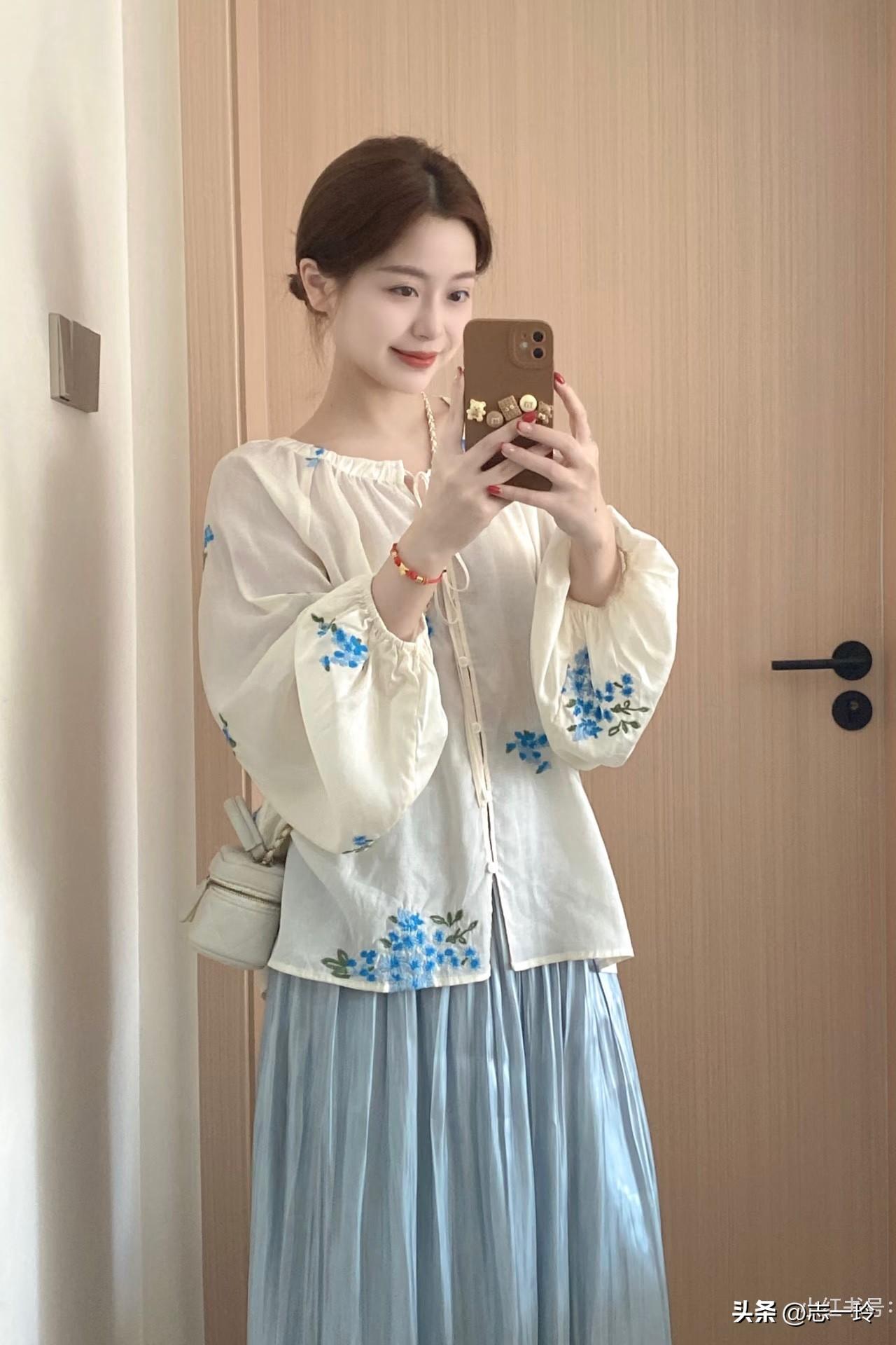 清新穿搭指南：白色绣花上衣+蓝色长裙，轻松自在！