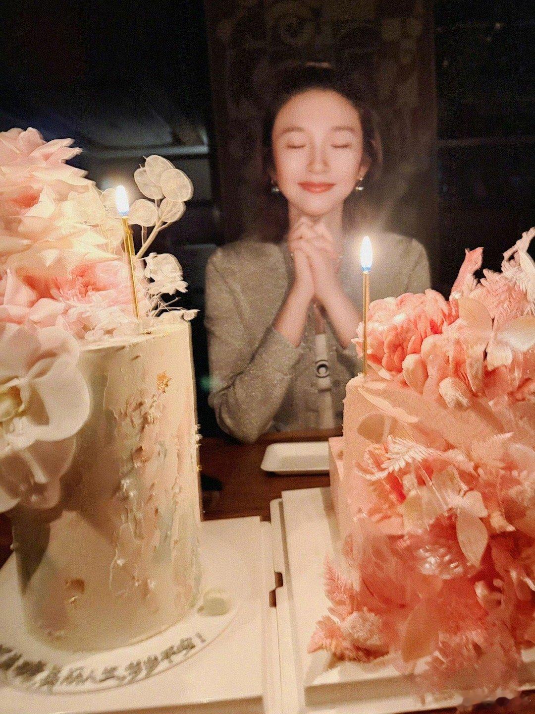 唐艺昕认真许愿心想事成 姐姐生日快乐！ 