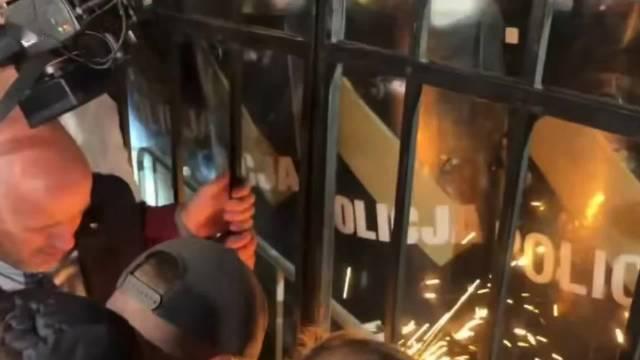 #波兰总理被指对宪法法院发动政变# 波兰高层发生严重内斗

波兰总理图斯克利用总统纳夫罗茨基访问塞内