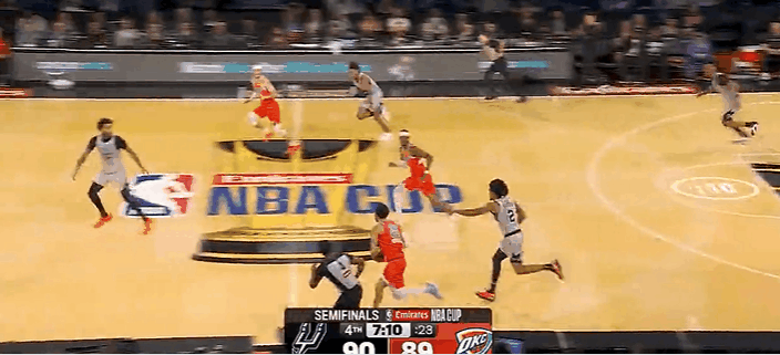 战斧飞扣！秃曼巴关键时刻发威了！
在今天NBA季中锦标赛半决赛马刺对阵雷霆的第四