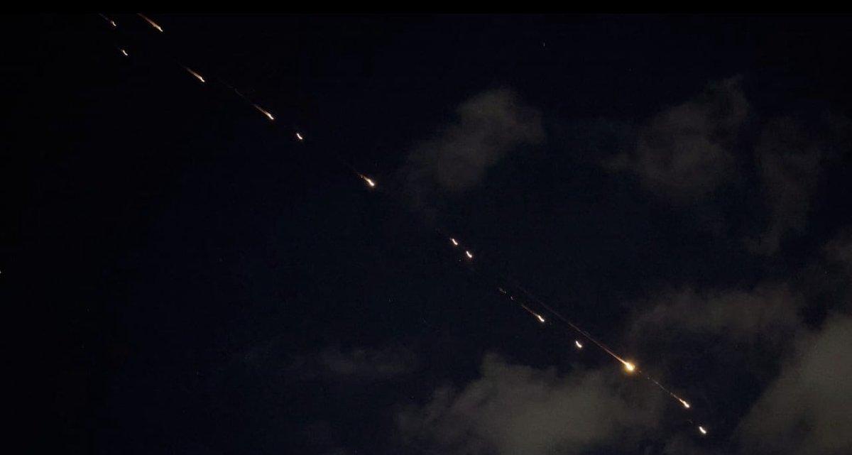 伊朗正日益频繁地向以色列发射搭载集束弹头的弹道导弹，将数十枚小型子弹药散布在广阔