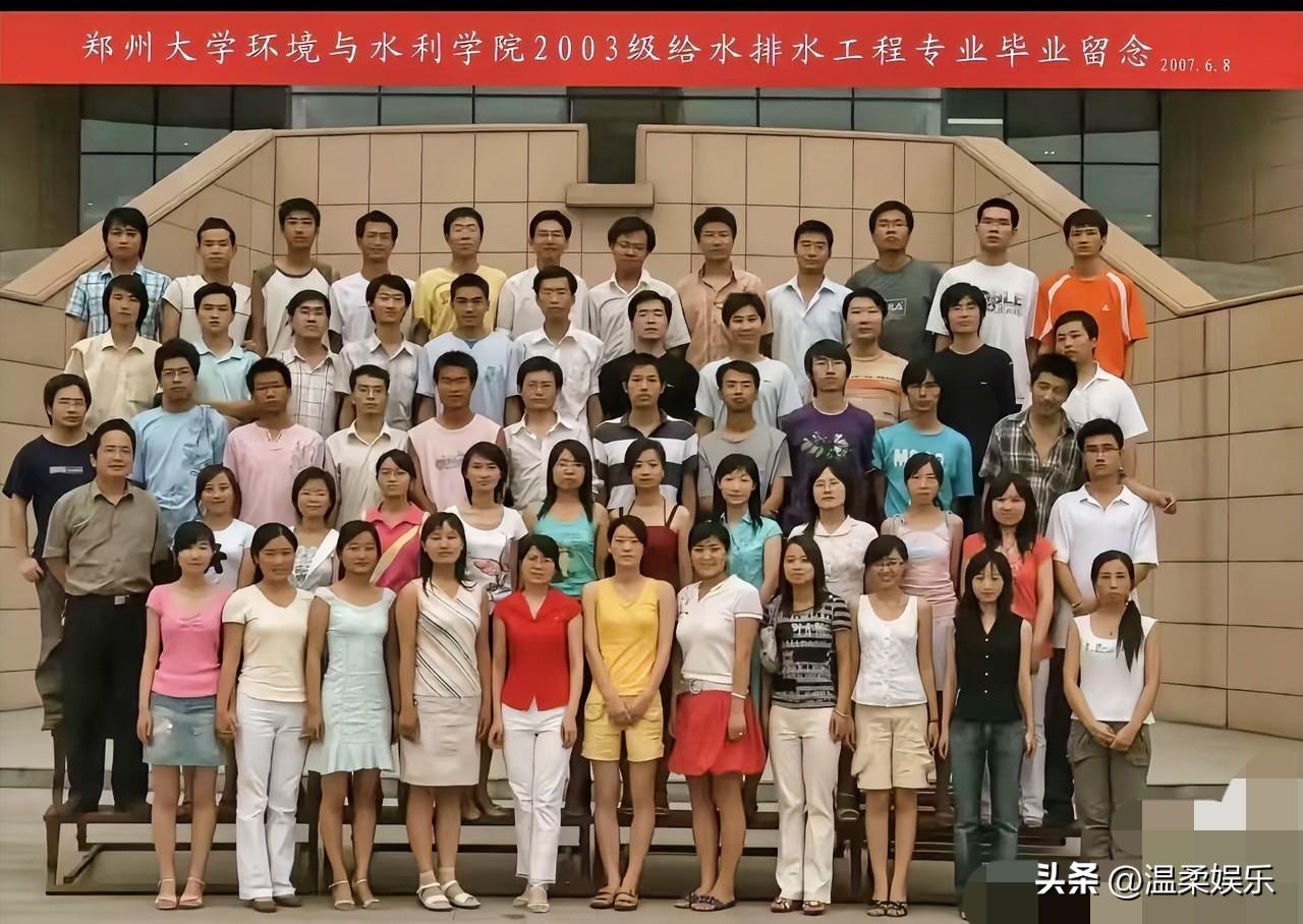 格子衫那个混混就是张雪峰！
大学时候就是一个不羁的灵魂！不知道还以为混进去一个社