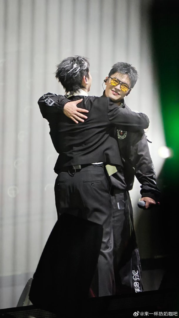 谁给白举纲宁桓宇P的图那张图我真的看一次笑一次，明明俩人唱得那么投入，被网友一P