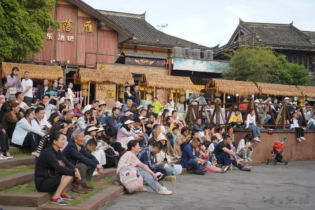中国年轻人现在的消费观真的变了！五一好多城市都“杀疯了”，从薛之谦去演唱会靠无座