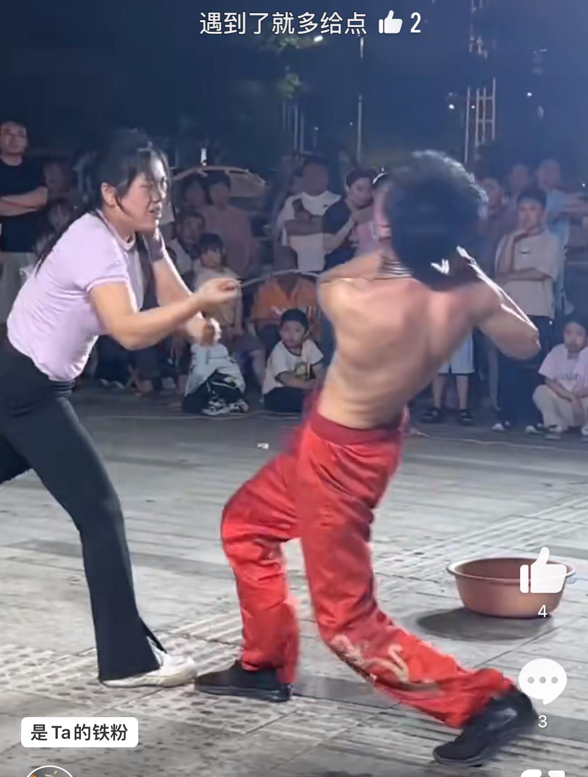 好久没在街头看到这种杂技表演了，铁丝勒脖子，老婆不停在后面扯，老公不停的转圈加紧