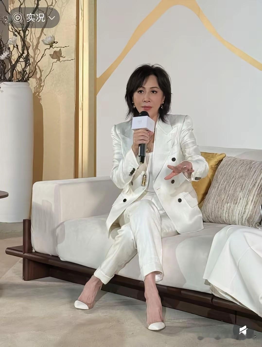 刘嘉玲这才是淑女的坐姿，如今很少有人会注意社交场合的坐姿，尤其女孩子们，怎么舒服