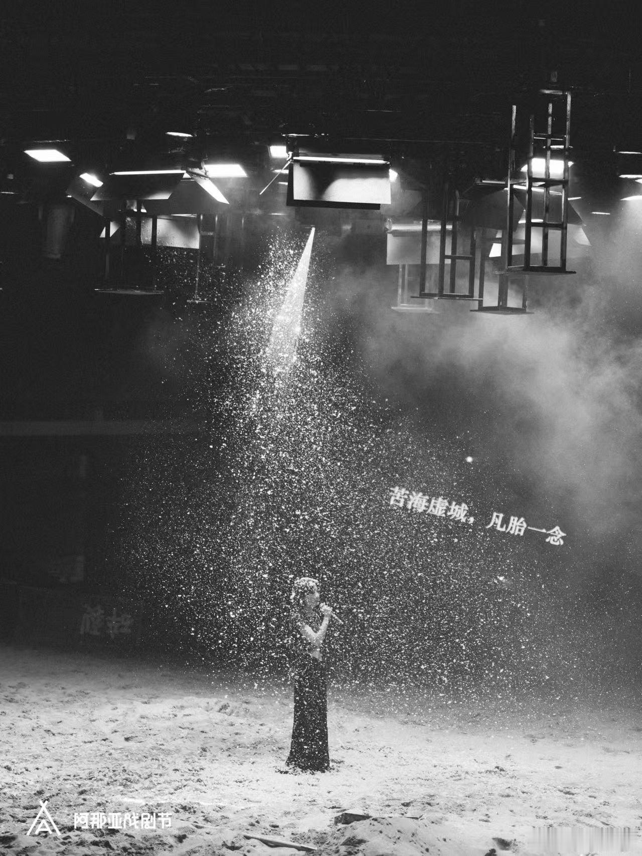 周冬雨话剧观众口碑反转前后两日的演出口碑形成鲜明对比，第二天演出忠于原著整体架构