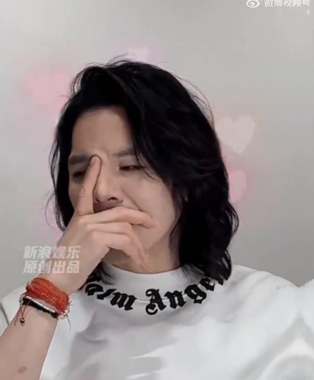 向佐 我是水灵灵妈生鼻 向佐真的是抽象的我要笑晕了。对于网友想在他鼻子上滑滑梯的