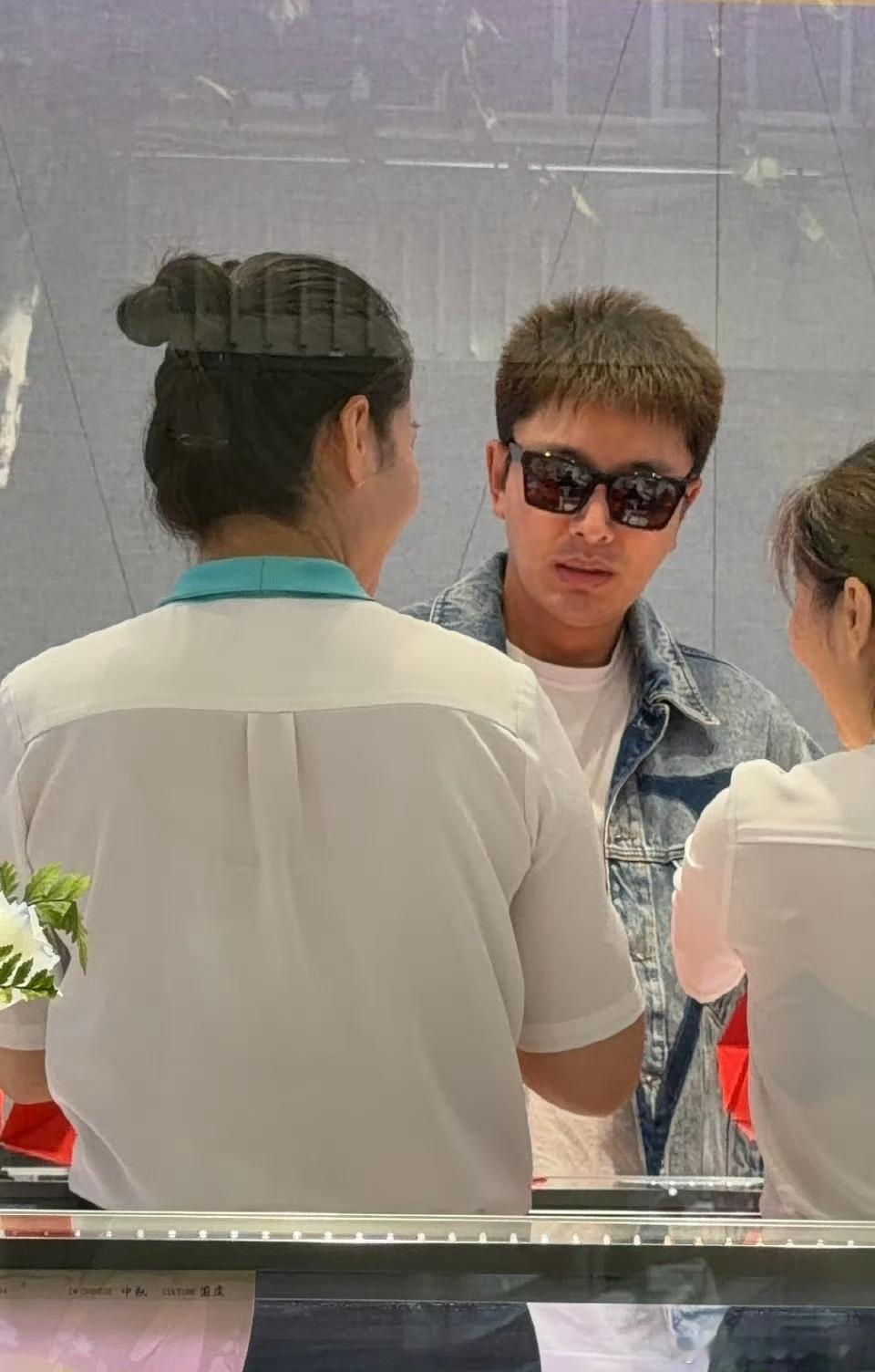 偶遇贾乃亮买金钞什么你跟我说贾乃亮这是在给粉丝买金沙 这真的太令人羡慕了 贾乃亮