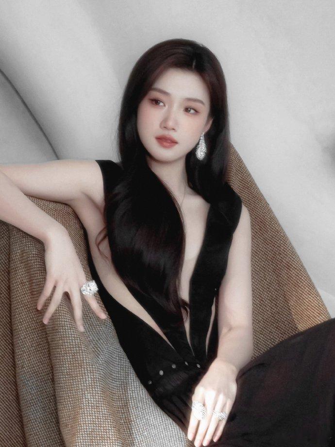 卢昱晓黑色裤装look黑色深V开到腰，带派不老铁 