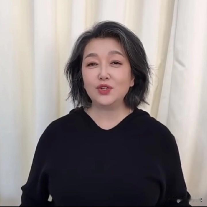 江珊不过才58岁，怎么老成这副样子了，完全没了女神风采，好难看！头发开始白了，还