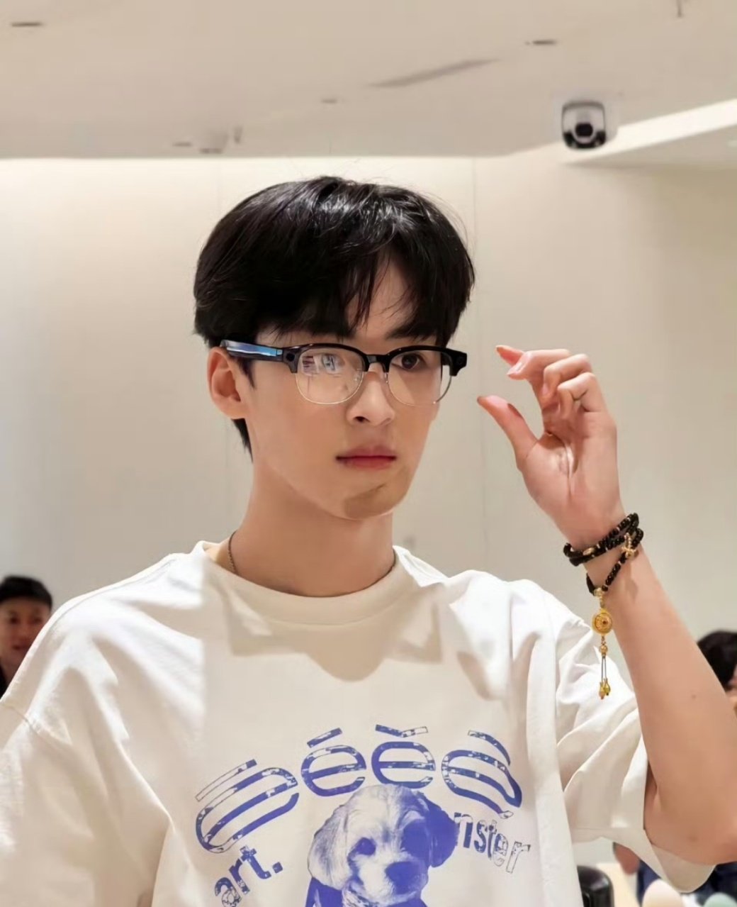 何洛洛线下生图何洛洛线下生图来啦！！！黑框眼镜真的好帅啊，喜欢喜欢👓何洛洛黑框