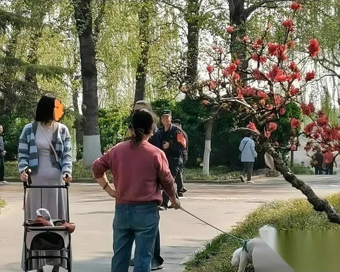 大明湖那俩女的

我真的服了

带狗进园区被保安大爷拦，居然当众撒泼放话“以后再