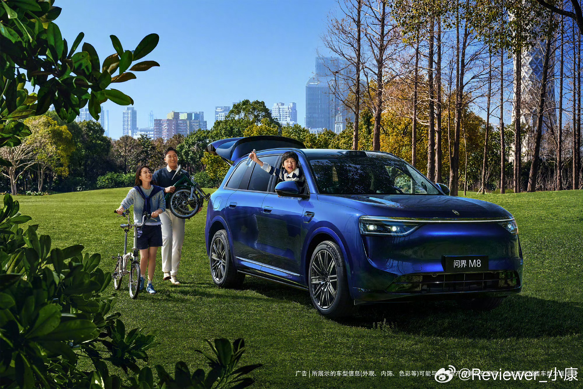 问界M8蓝色车漆，感觉又是贴着打。