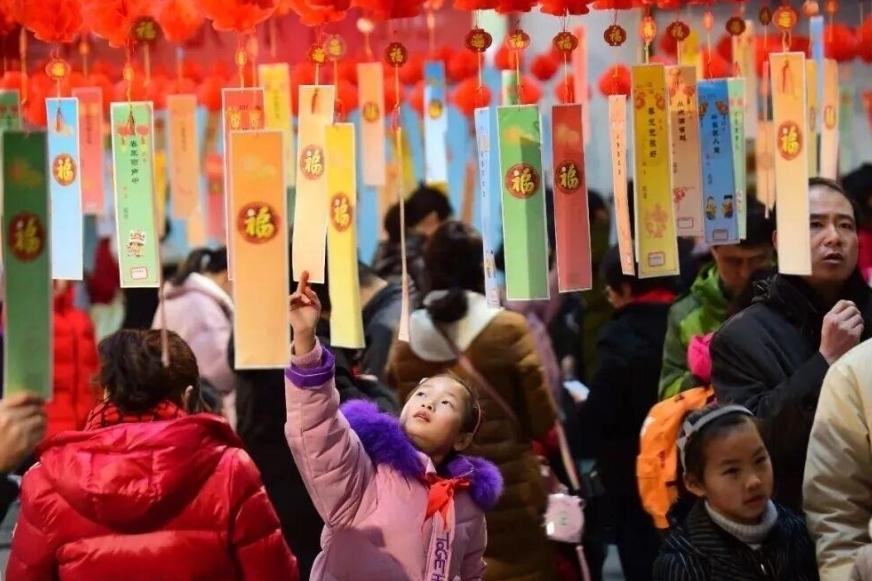 今天是元宵节 ， 吃过早饭我就去文化馆猜灯谜去了。在元宵节举办猜灯谜活动，是我们