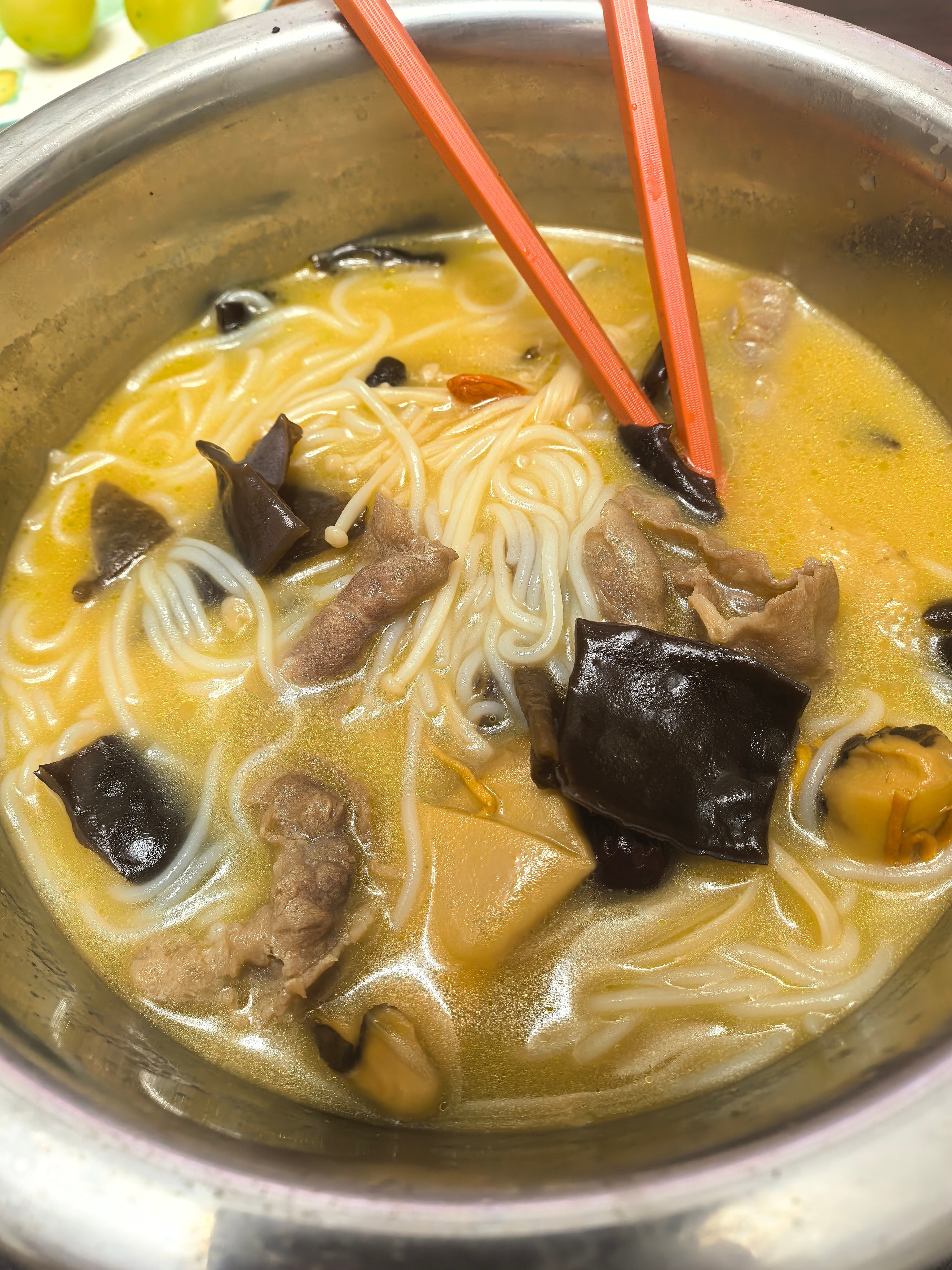 我说肚子怎么饿的咕咕叫，原来午饭还没吃，吃个米线吧… ​​​