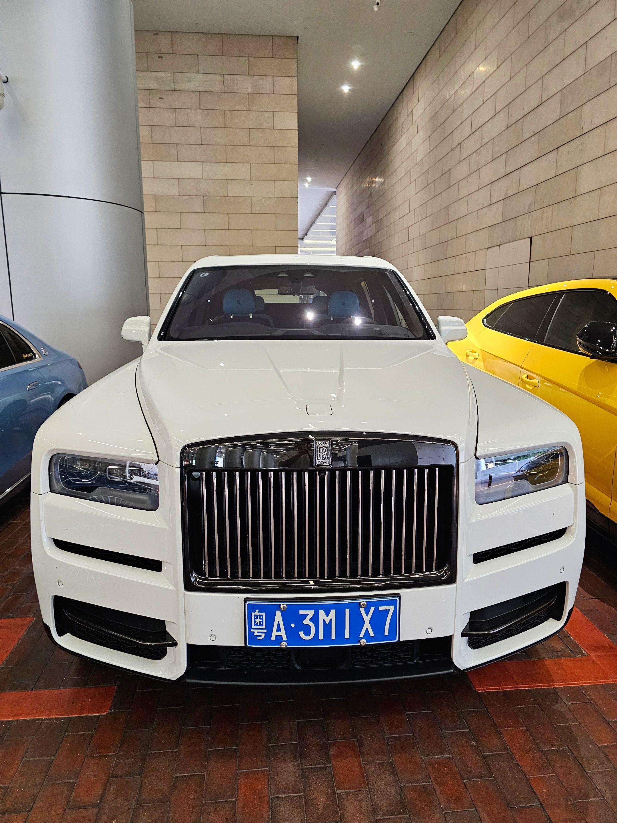 在太古汇偶遇大佬座驾劳斯莱斯库里南Black Badge，白色外观黑色...