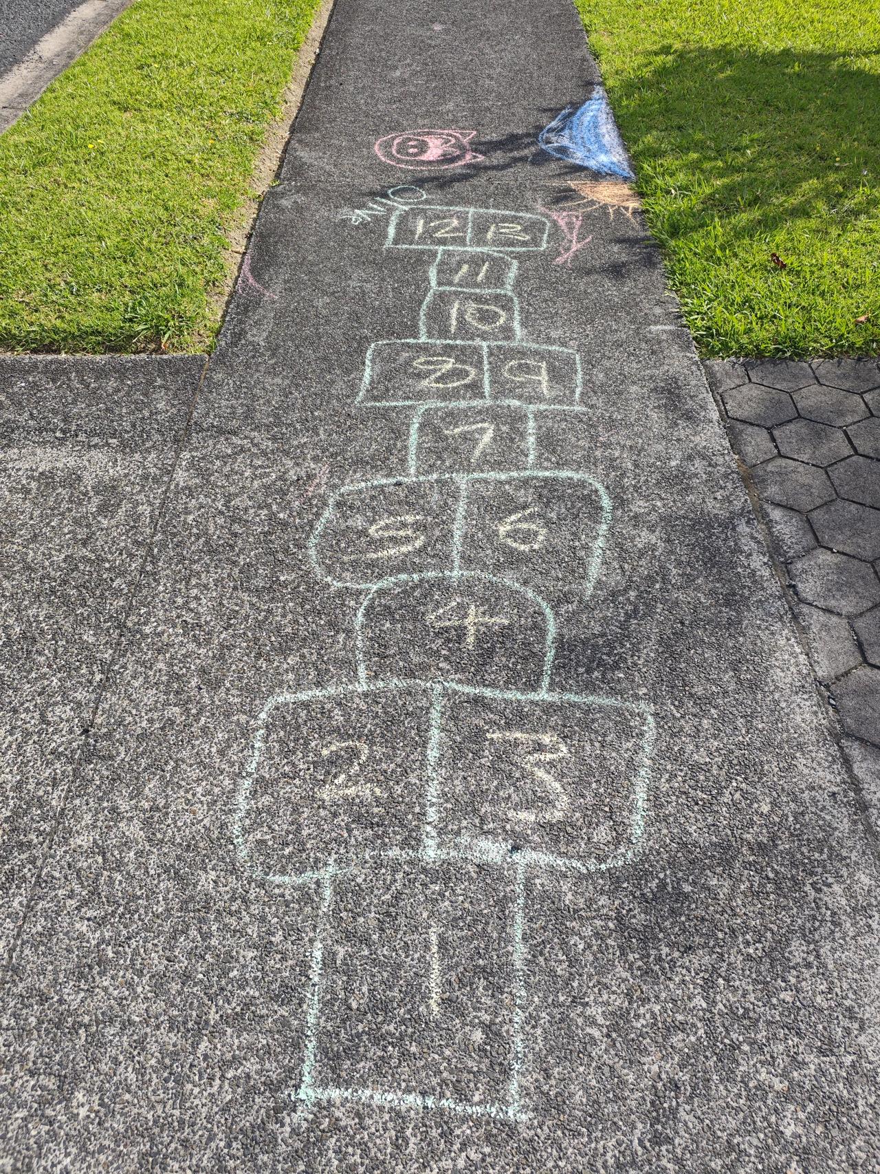 “跳房子”游戏来自欧洲

昨天上午，徒步去西港码头，路过几家洋人的家居门口，看到