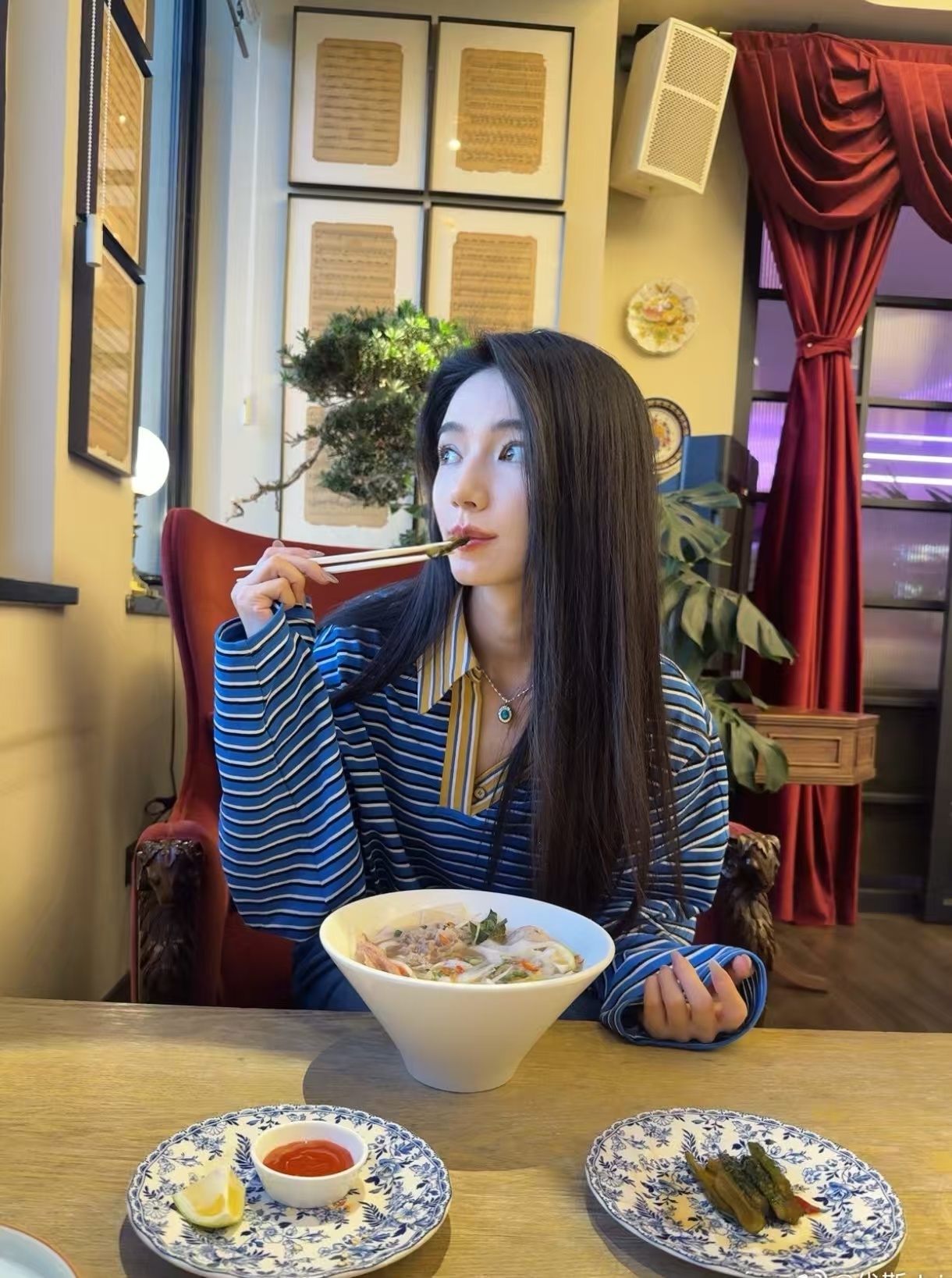 代斯幕后视频更新 救命！代斯更新和姐姐们的视频，配文“拍照技术进修中”，同框的画