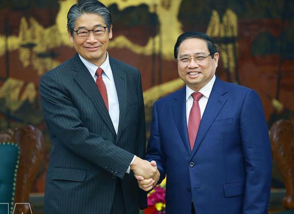 地缘冲突彻底闹大，全球石油供应告急，越南急得到处求油，总理亲自出面找日韩帮忙，日