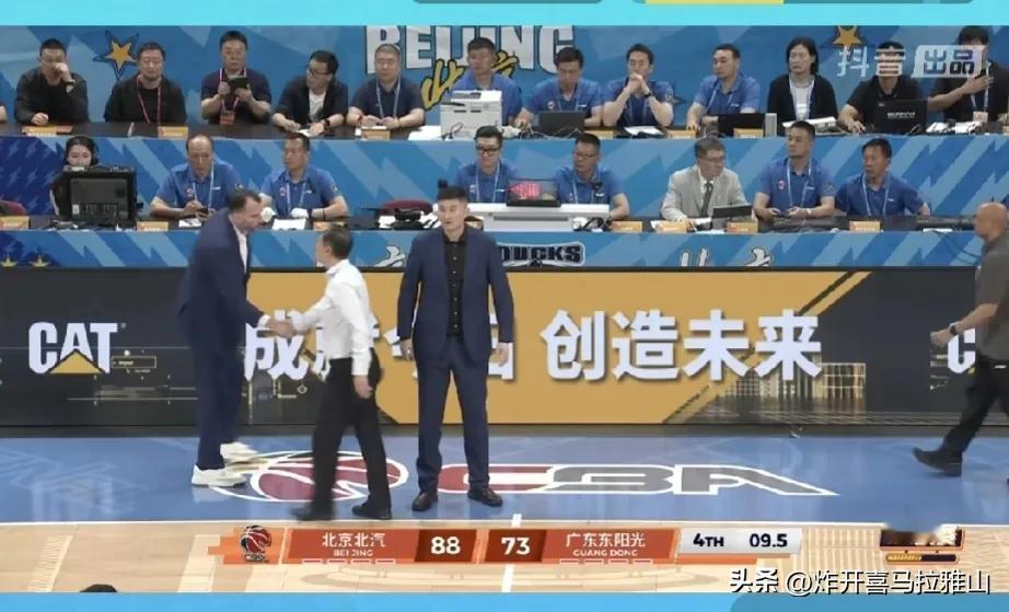 广东男篮客场73-88脆败给北京北汽队，让我们看清五个事实。
1、广东队没有三分